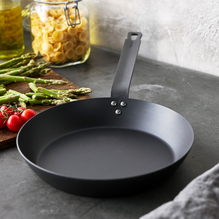 Pre-seasoned carbon steel frypan