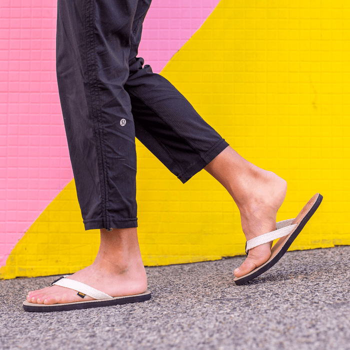 LUNA Chancla Hemp 🇺🇸 - worn walking, pink wall