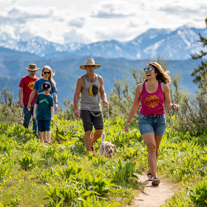 LUNA "SPLASH" tank-top - family group on the trail