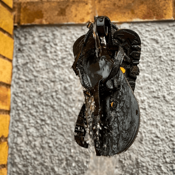 LUNAcycled Retro Middle Bear - rinsing under the tap