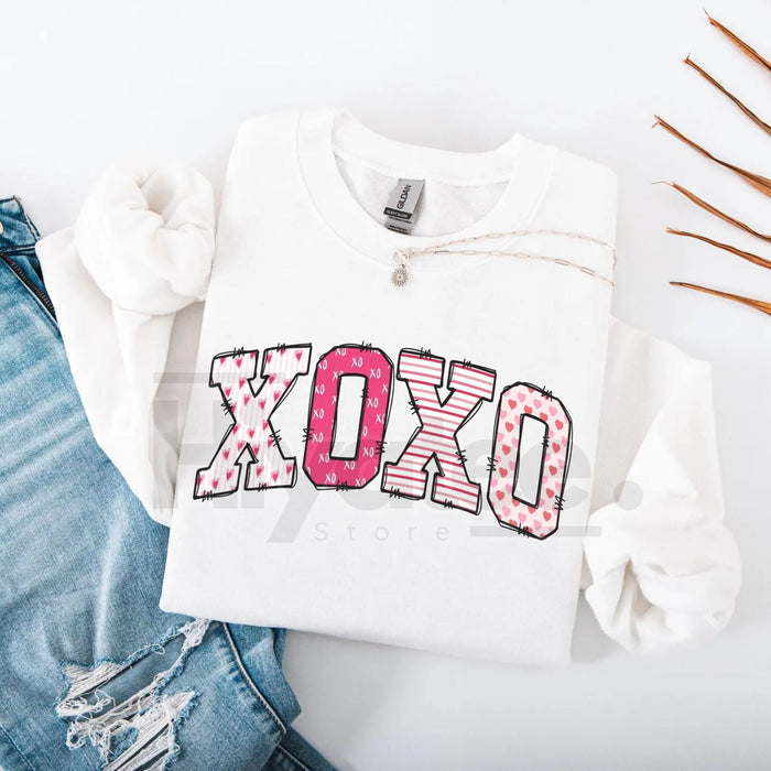 Preppy Valentines Day Sweatshirt: XOXO Women's Retro Hugs and Kisses Crewneck